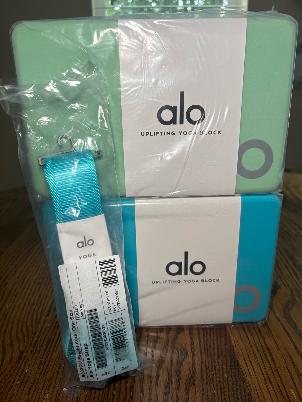 NWT Alo uplifting yoga bundle: 2 yoga blocks and yoga stretch strap $100 MSRP!
